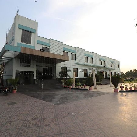 Oyo 33387 Laxmi Lawn And Resort Suite Лакнау Екстериор снимка