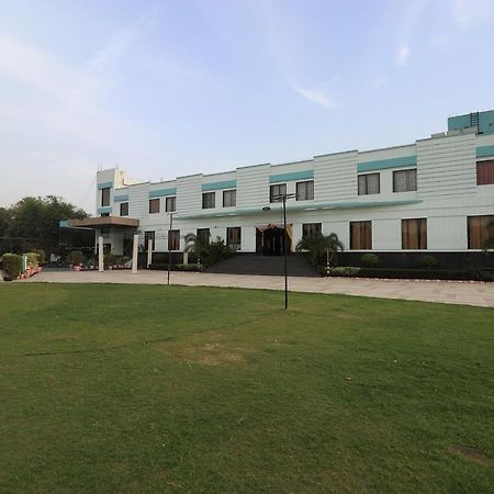 Oyo 33387 Laxmi Lawn And Resort Suite Лакнау Екстериор снимка
