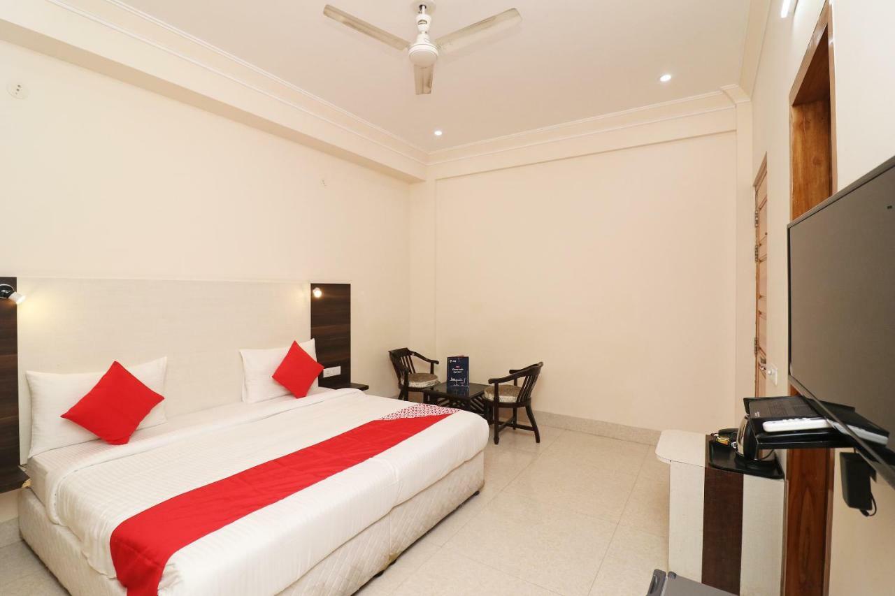 Oyo 33387 Laxmi Lawn And Resort Suite Лакнау Екстериор снимка