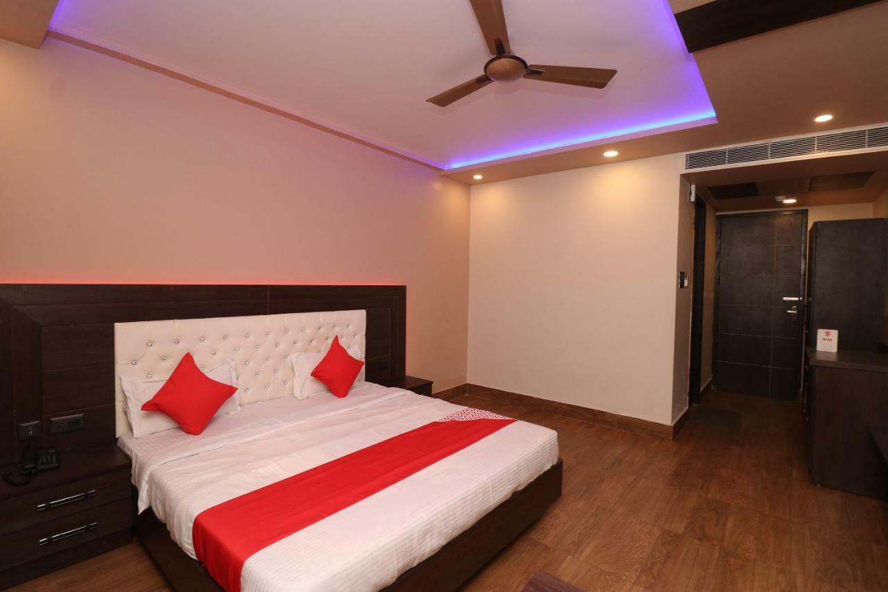 Oyo 33387 Laxmi Lawn And Resort Suite Лакнау Екстериор снимка
