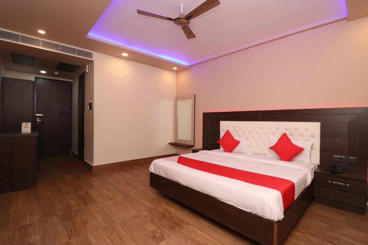 Oyo 33387 Laxmi Lawn And Resort Suite Лакнау Екстериор снимка