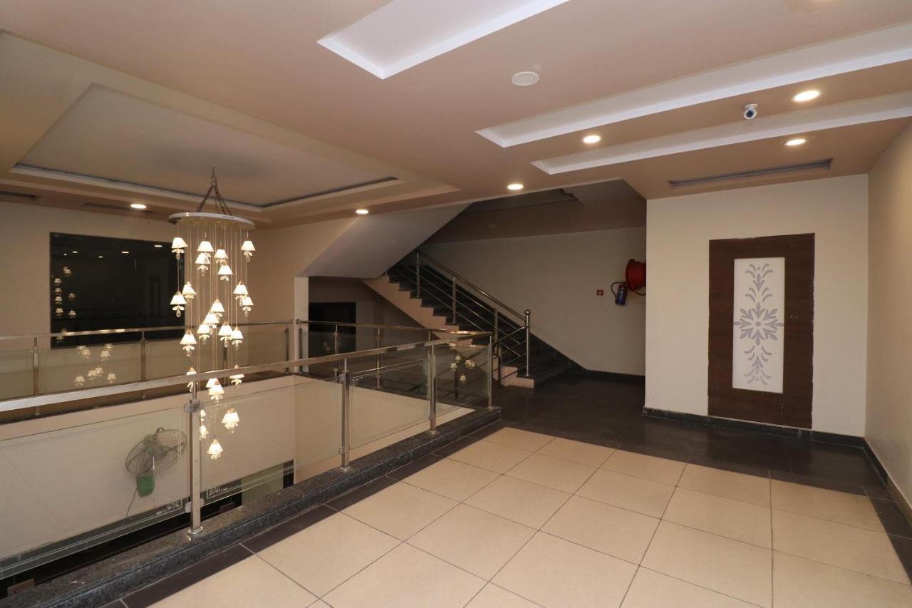 Oyo 33387 Laxmi Lawn And Resort Suite Лакнау Екстериор снимка