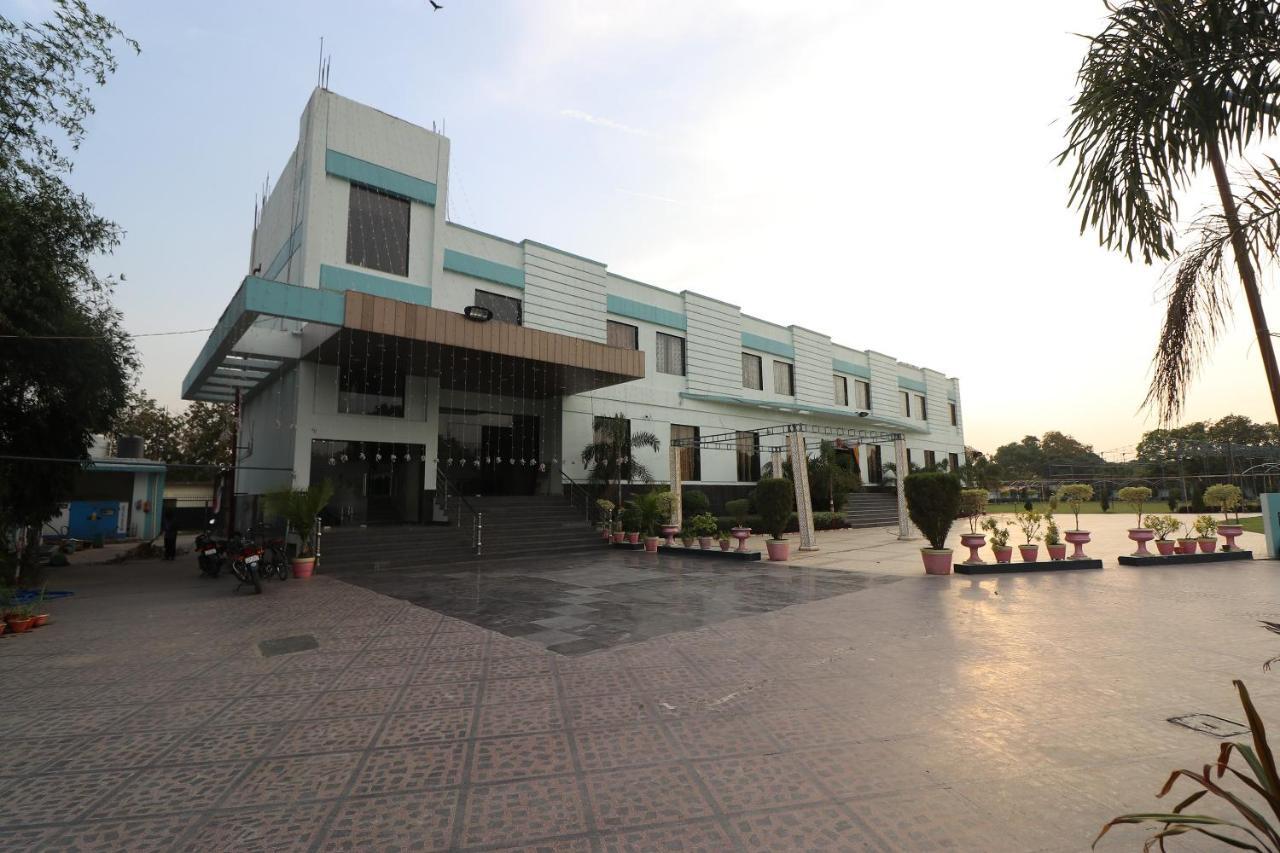 Oyo 33387 Laxmi Lawn And Resort Suite Лакнау Екстериор снимка