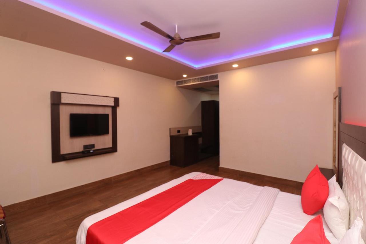 Oyo 33387 Laxmi Lawn And Resort Suite Лакнау Екстериор снимка