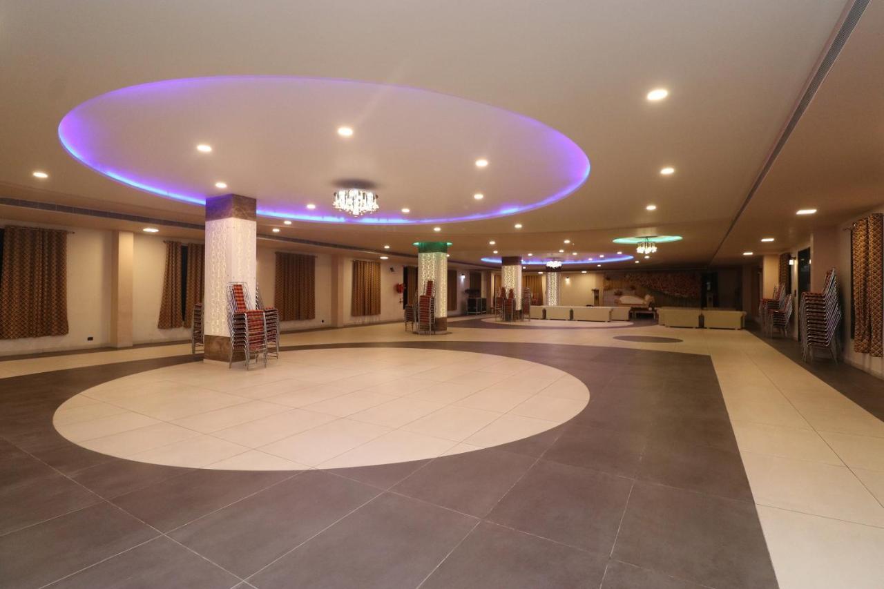 Oyo 33387 Laxmi Lawn And Resort Suite Лакнау Екстериор снимка
