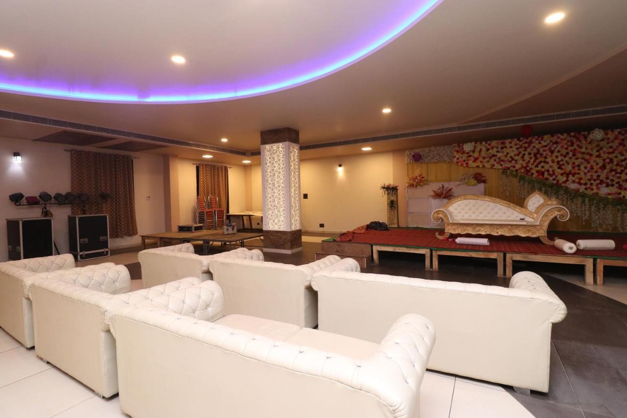 Oyo 33387 Laxmi Lawn And Resort Suite Лакнау Екстериор снимка