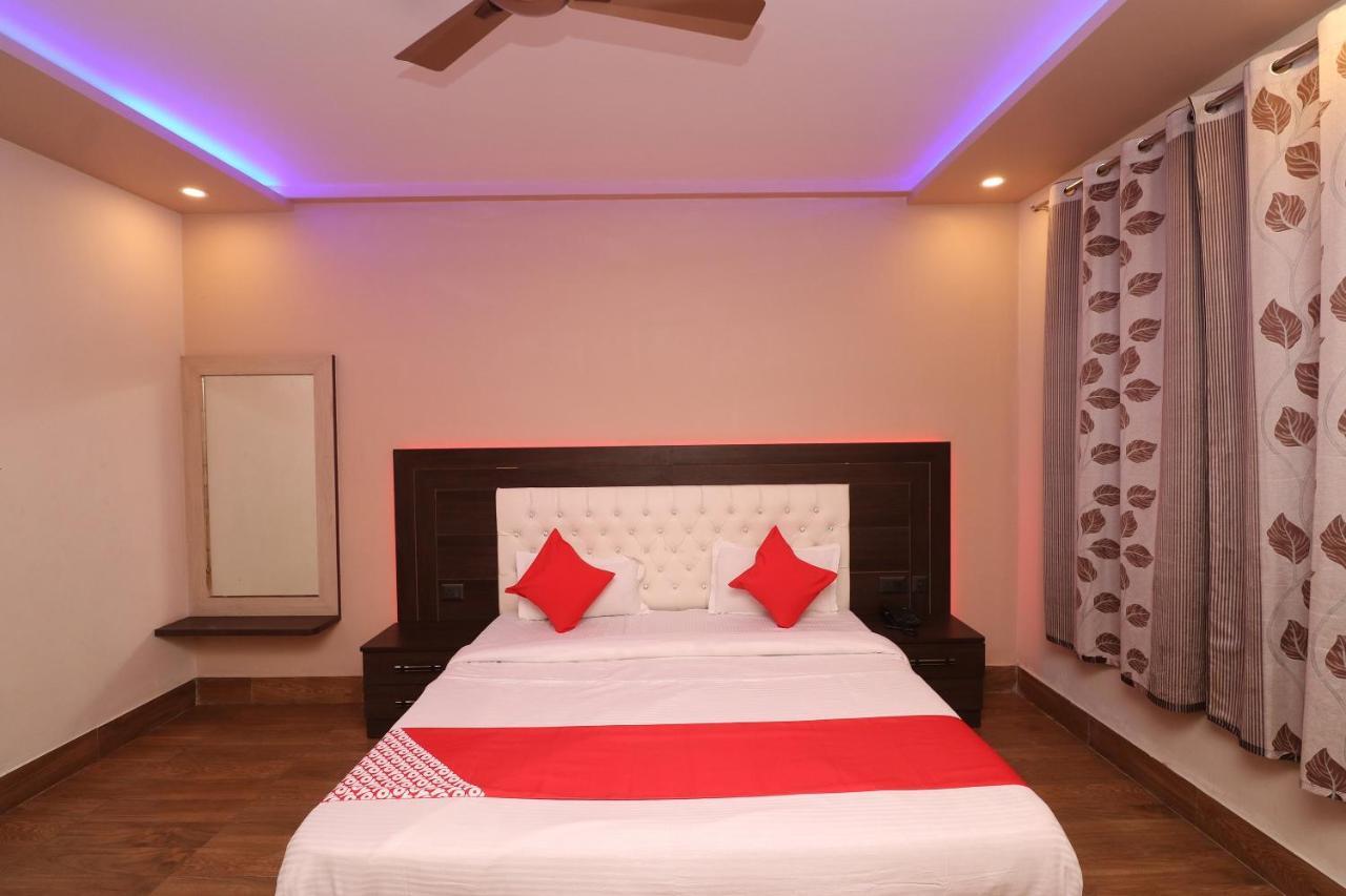 Oyo 33387 Laxmi Lawn And Resort Suite Лакнау Екстериор снимка