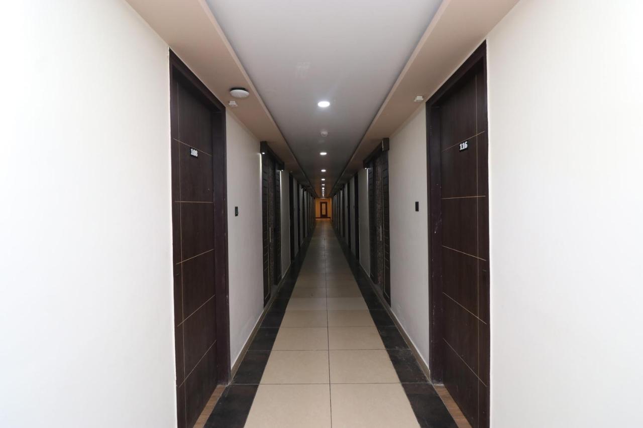 Oyo 33387 Laxmi Lawn And Resort Suite Лакнау Екстериор снимка