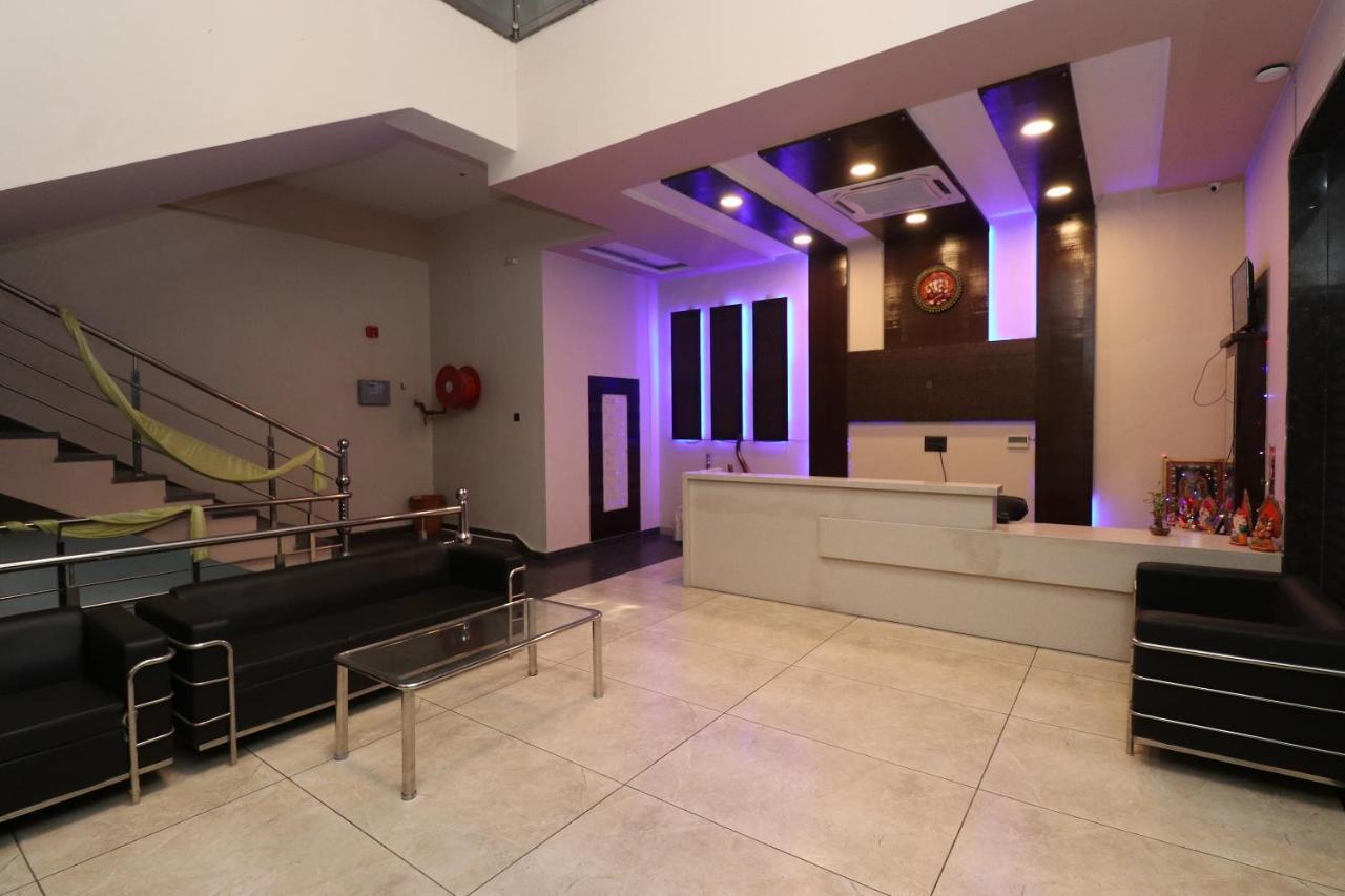 Oyo 33387 Laxmi Lawn And Resort Suite Лакнау Екстериор снимка
