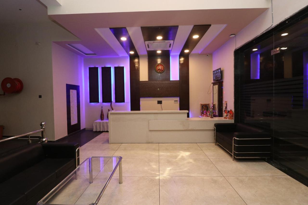 Oyo 33387 Laxmi Lawn And Resort Suite Лакнау Екстериор снимка
